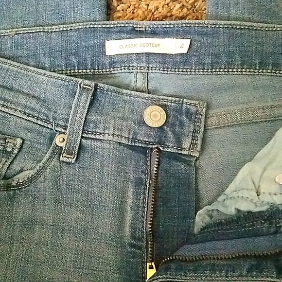 Levi's Women's Size 4 Classic Bootcut Jeans - Picture 4 of 5